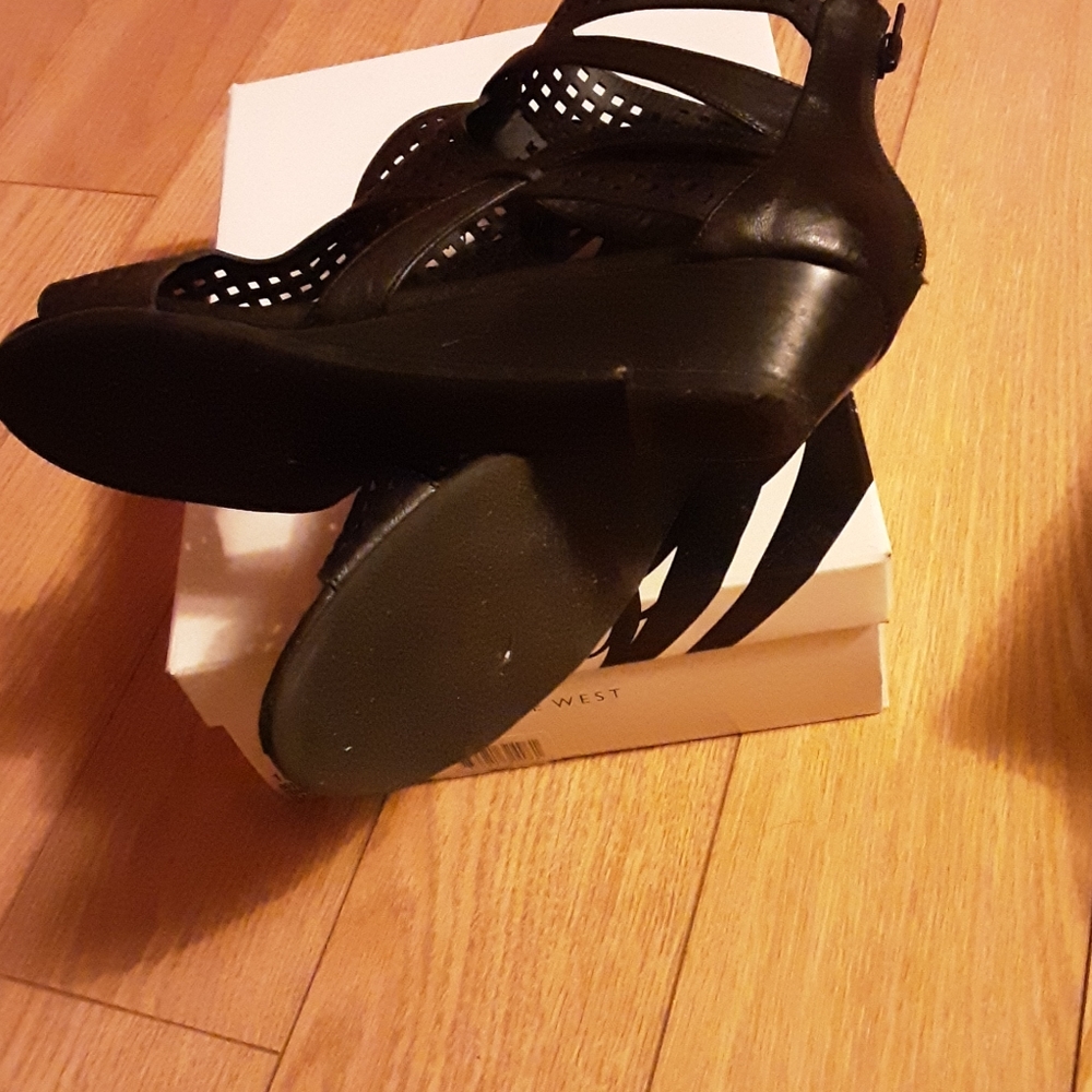 Sandles - Picture 2 of 3